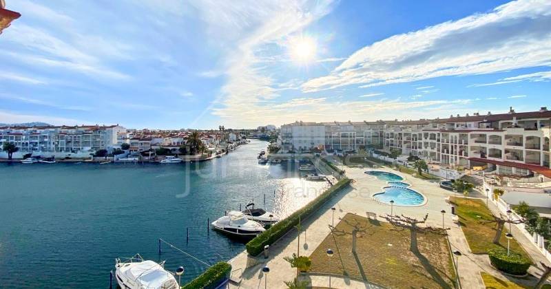 In this flat for sale in Empuriabrava you will find the paradise you desire on the Costa Brava