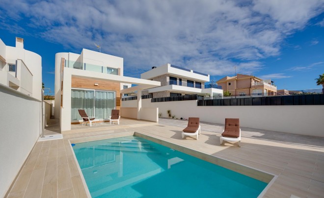 Villa / Chalet · Nueva construcción  · Torrevieja · Aguas Nuevas