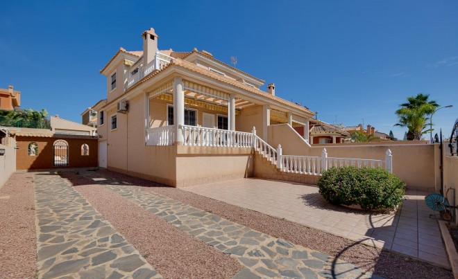 Villa / Chalet - Venta - Torrevieja - Torrevieja