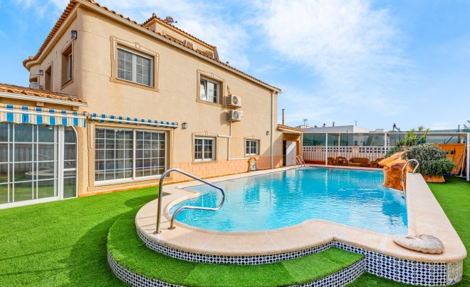 Villa / Chalet - Venta - Torrevieja - Torrevieja