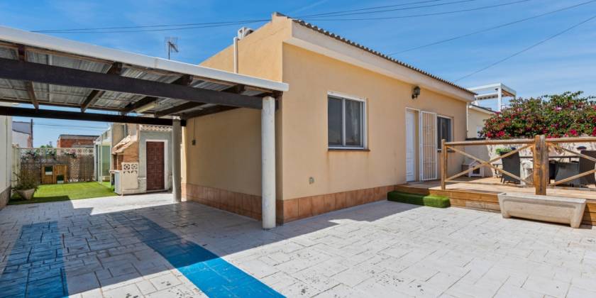Oportunidad inmobiliaria para comprar desde Francia: Lujosa villa en venta en Torrevieja con piscina privada y diseño Moderno
