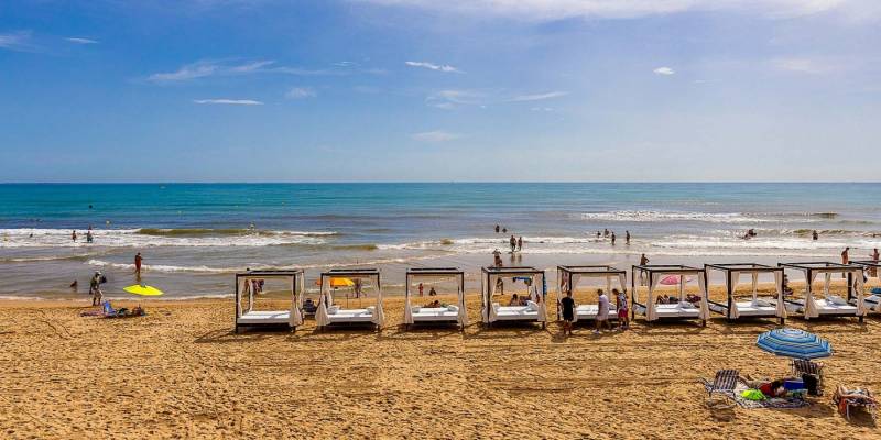 Si busca un lugar con encanto en la costa mediterránea española, este apartamento en venta en Guardamar del Segura le cautivará