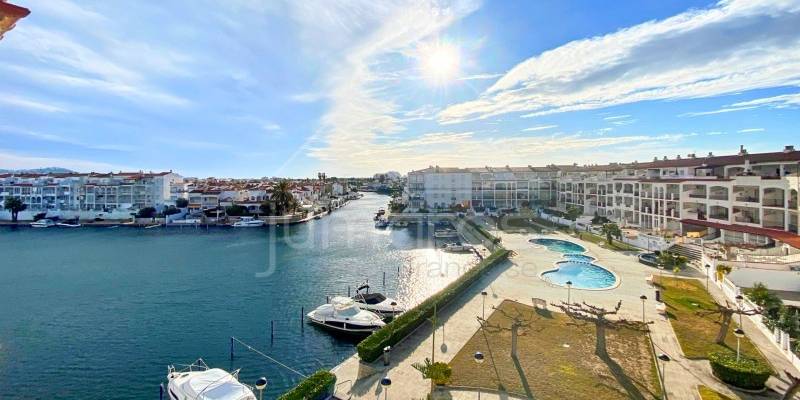 In this flat for sale in Empuriabrava you will find the paradise you desire on the Costa Brava
