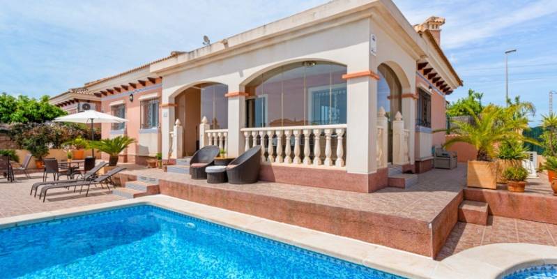 In one of the best areas of the Costa Blanca (Alicante), is located this attractive villa for sale in Los Montesinos