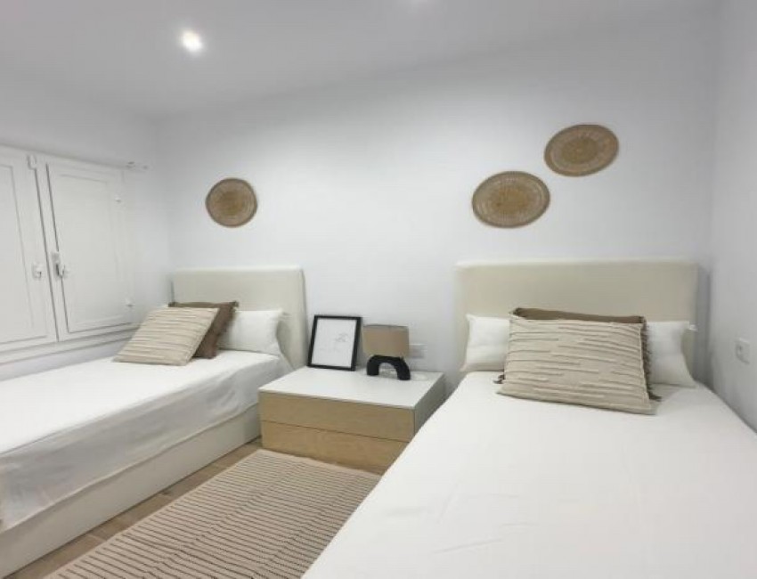 Sale · Apartment / Flat · Roses