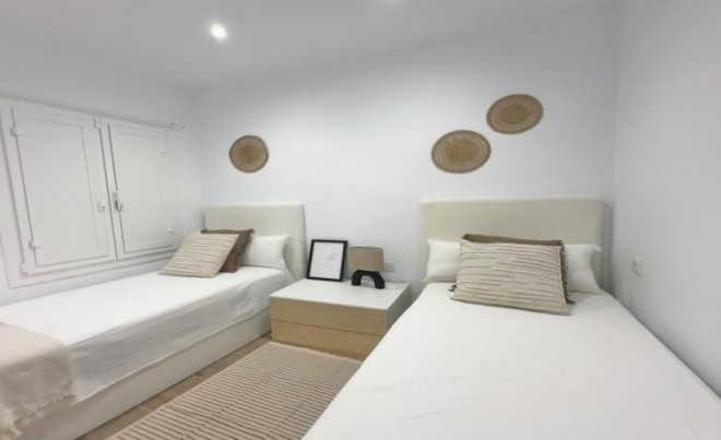 Sale · Apartment / Flat · Roses