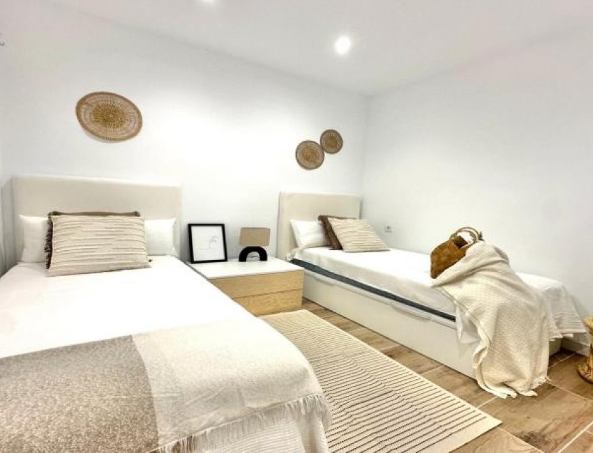 Sale · Apartment / Flat · Roses