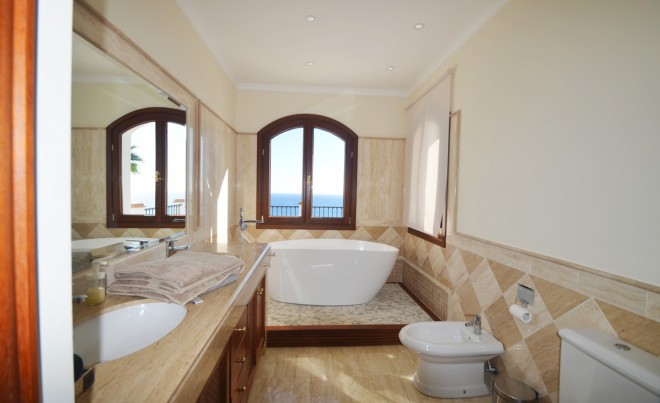 Venta · Villa / Chalet · La Duquesa · Costa del Sol