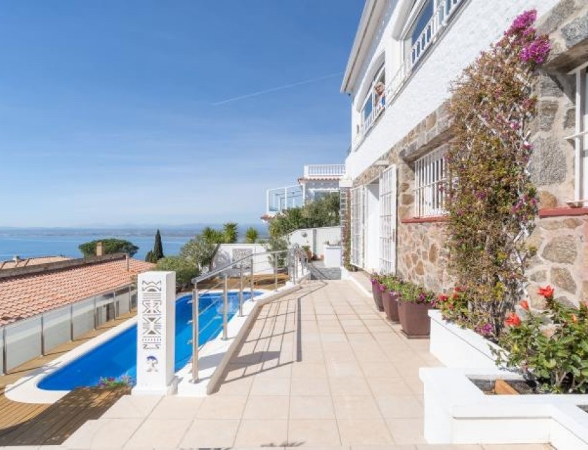 Revente · Villa · Roses