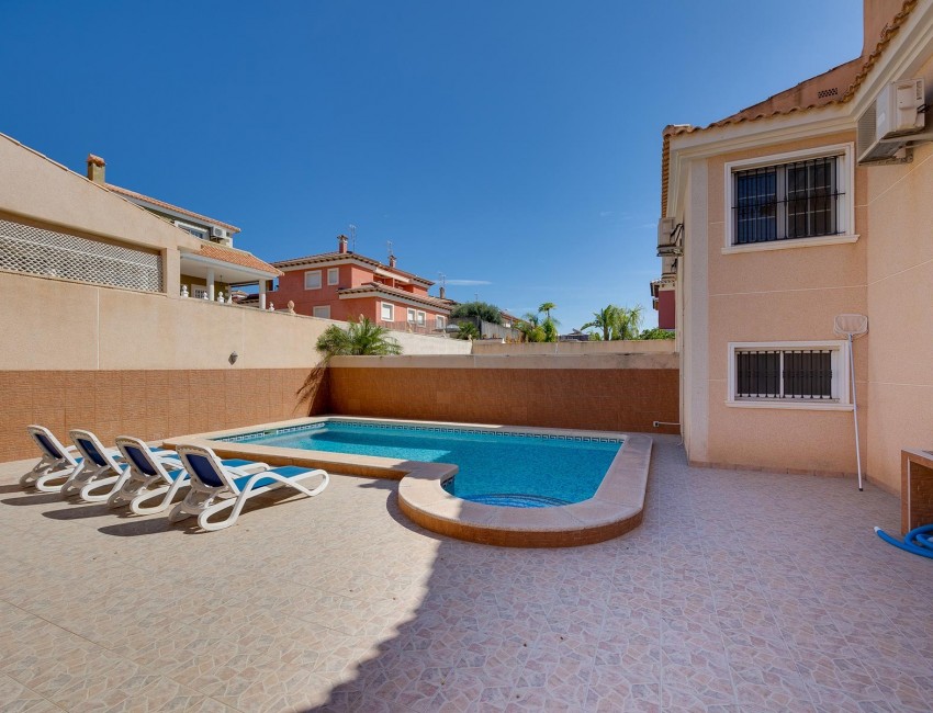 Venta · Villa / Chalet · Torrevieja