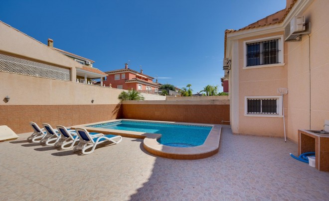 Venta · Villa / Chalet · Torrevieja