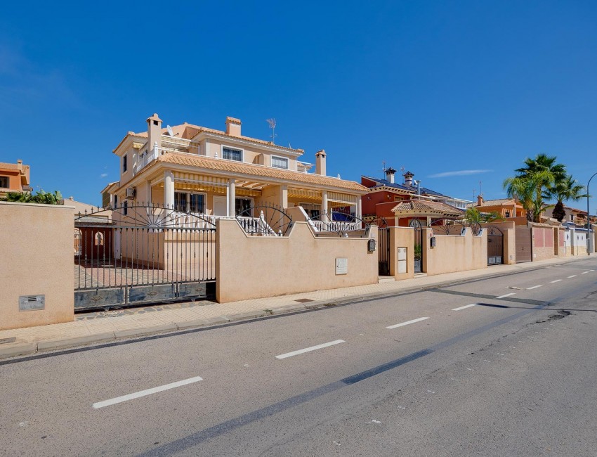 Venta · Villa / Chalet · Torrevieja