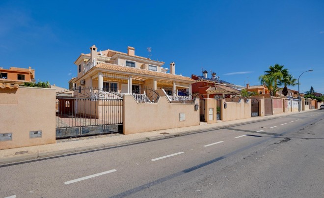 Venta · Villa / Chalet · Torrevieja