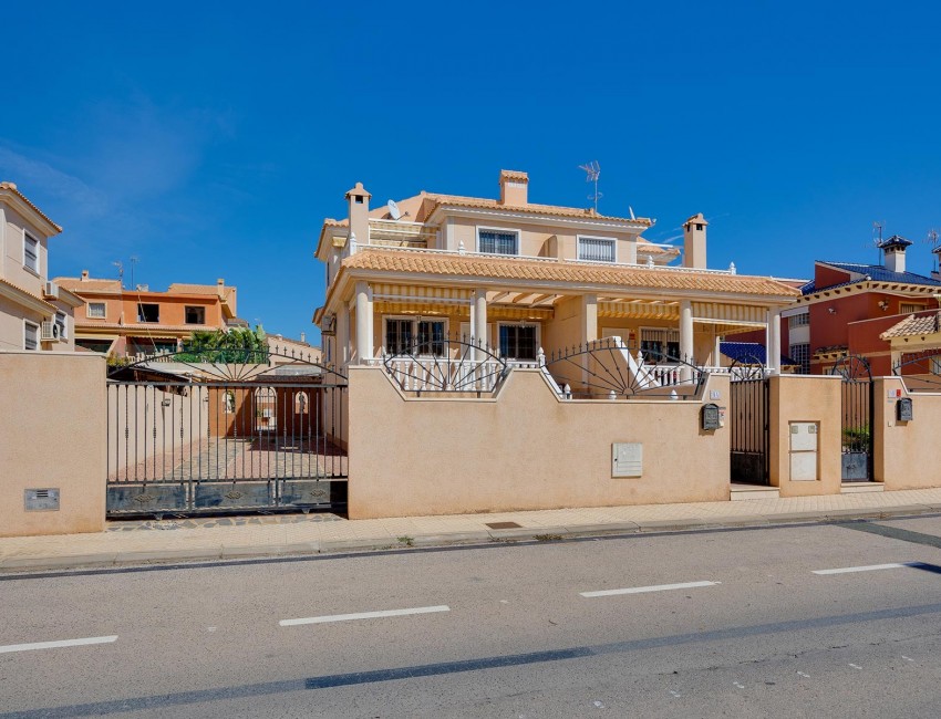 Venta · Villa / Chalet · Torrevieja