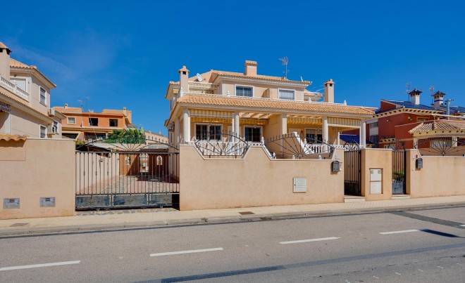 Venta · Villa / Chalet · Torrevieja