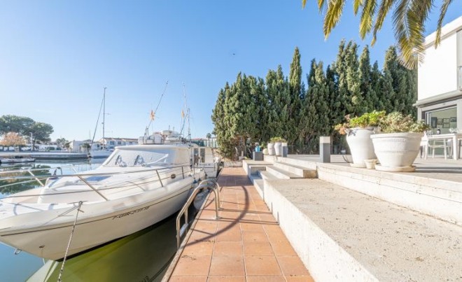 Sale · Villa · Roses