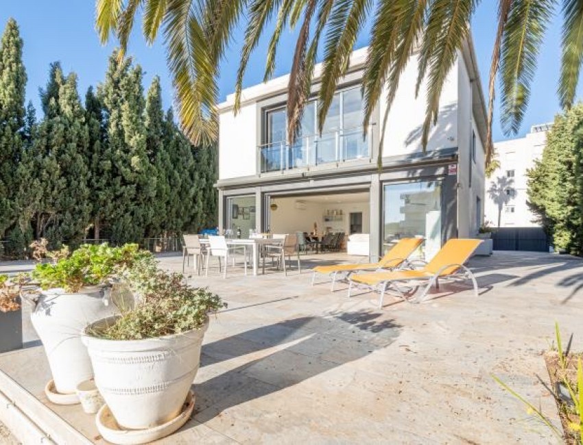 Sale · Villa · Roses