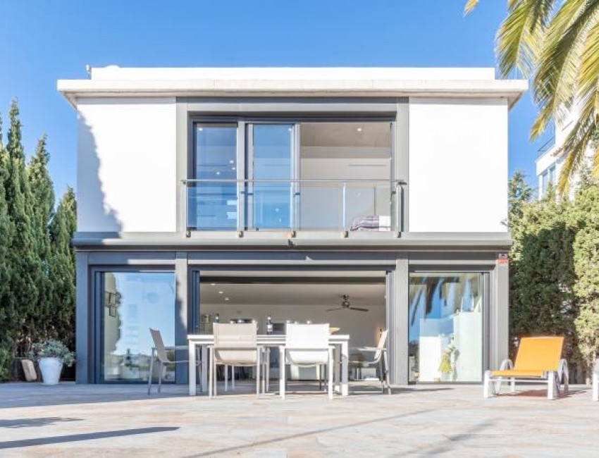 Sale · Villa · Roses