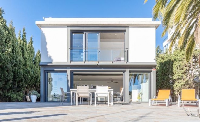 Sale · Villa · Roses