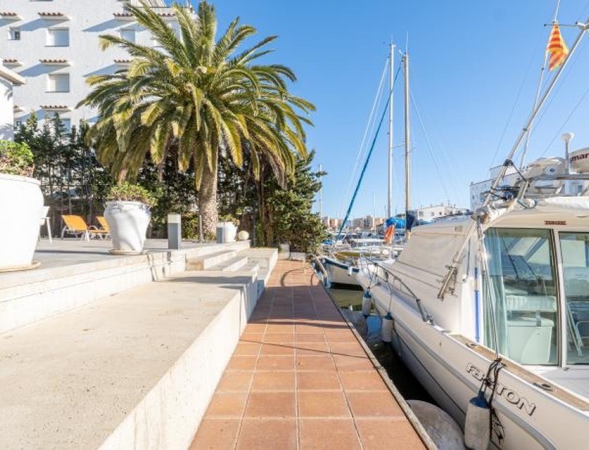 Sale · Villa · Roses