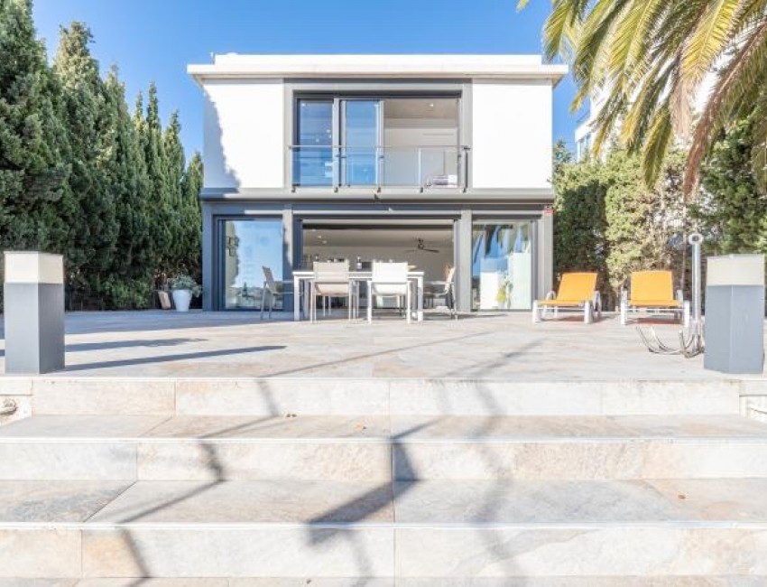 Sale · Villa · Roses