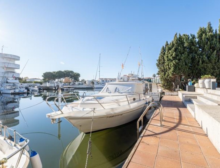 Sale · Villa · Roses