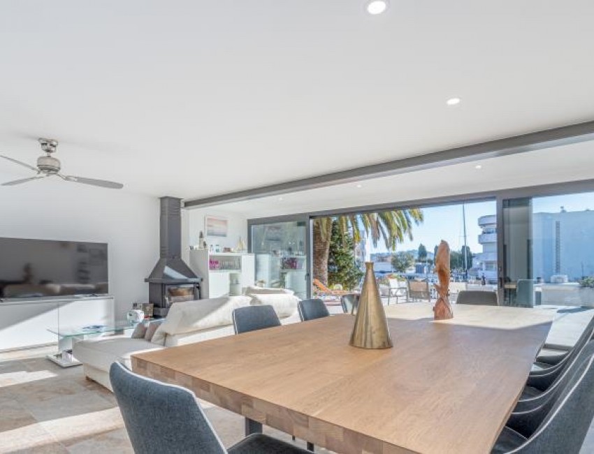 Sale · Villa · Roses