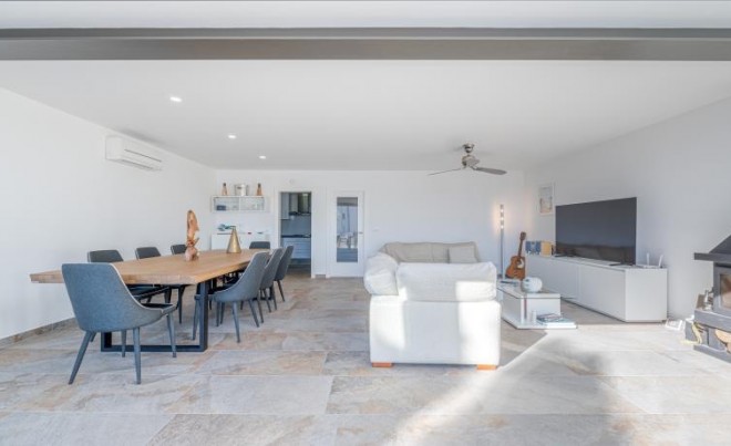 Sale · Villa · Roses