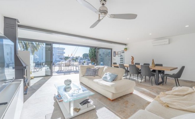 Sale · Villa · Roses