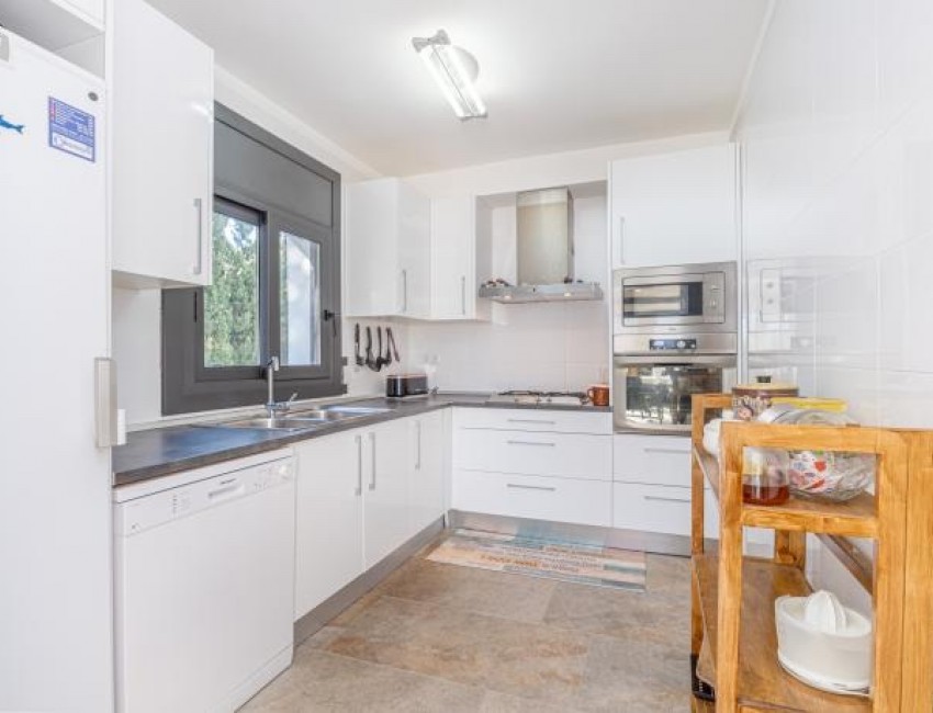 Sale · Villa · Roses