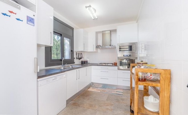 Sale · Villa · Roses