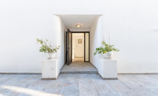 Sale · Villa · Roses