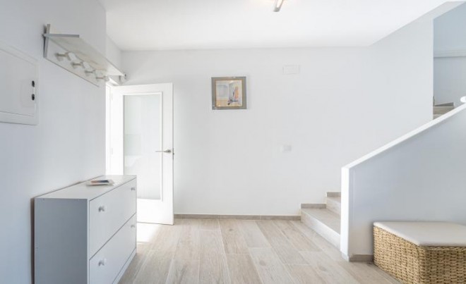 Sale · Villa · Roses