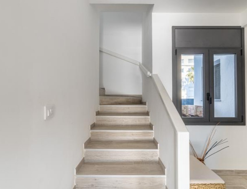 Sale · Villa · Roses