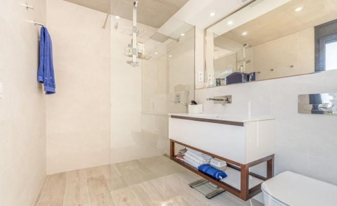 Sale · Villa · Roses