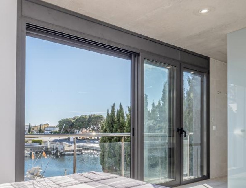 Sale · Villa · Roses