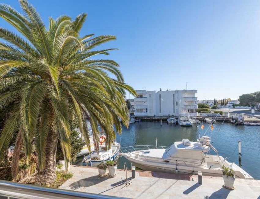 Sale · Villa · Roses