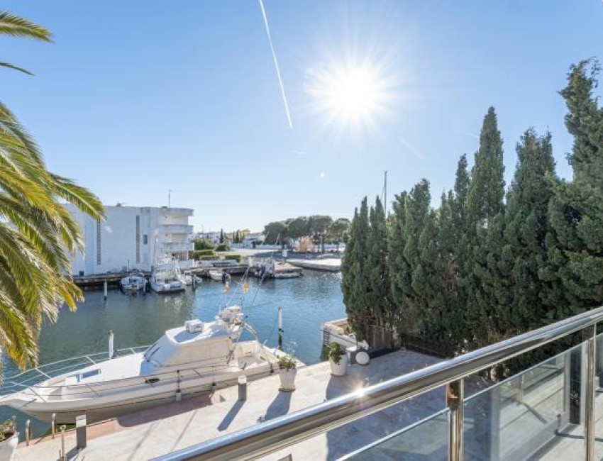 Sale · Villa · Roses