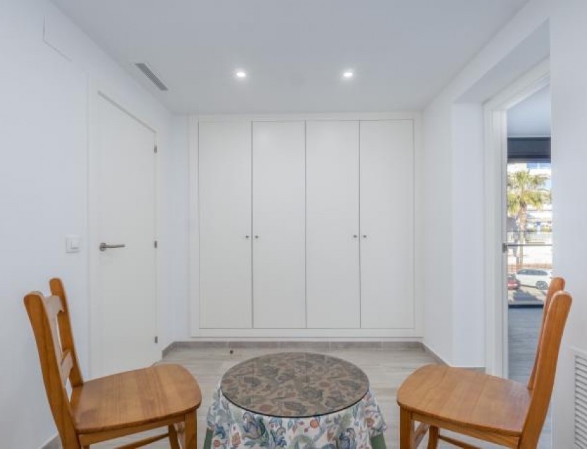 Sale · Villa · Roses