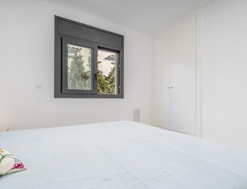 Sale · Villa · Roses