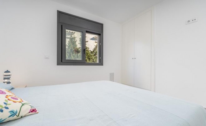 Sale · Villa · Roses