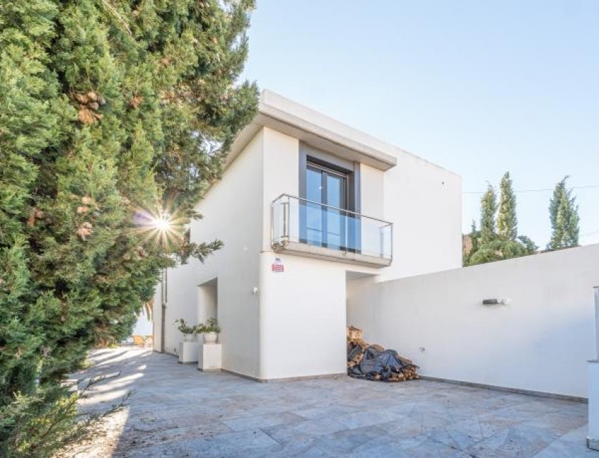 Sale · Villa · Roses