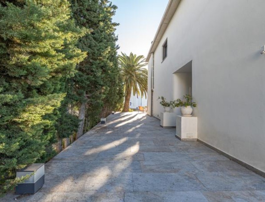 Sale · Villa · Roses