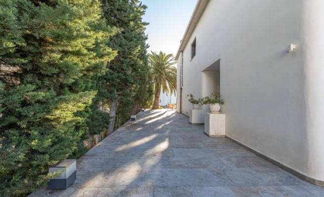 Sale · Villa · Roses