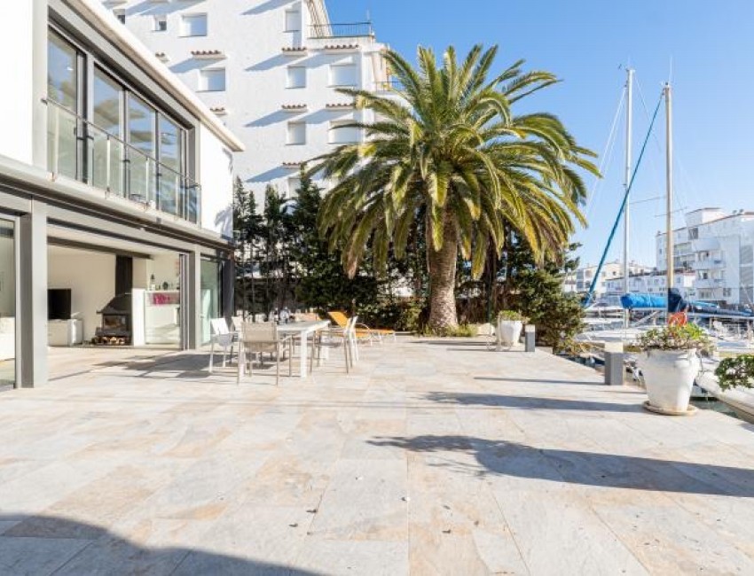 Sale · Villa · Roses