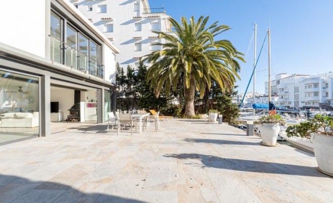 Sale · Villa · Roses