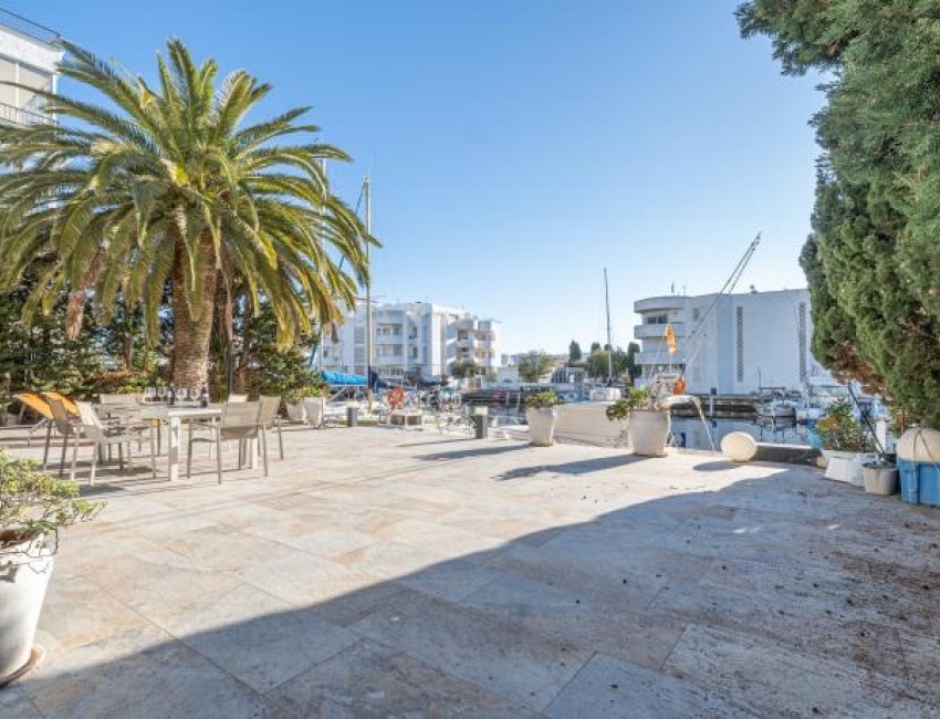 Sale · Villa · Roses