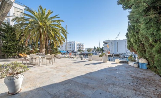 Sale · Villa · Roses