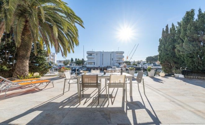 Sale · Villa · Roses