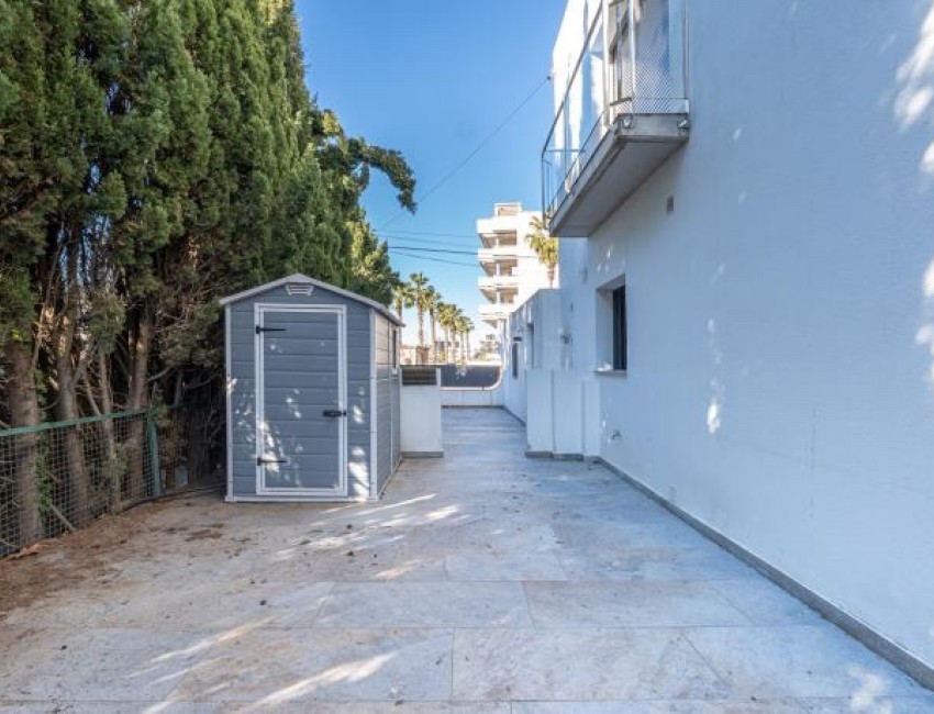 Sale · Villa · Roses